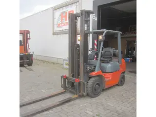 Toyota FG25, LPG gas, triplex, side shift. (bj 2007)