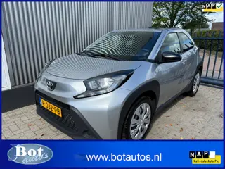 Toyota Aygo X 1.0 VVT-i MT Play 3X AYGO X OP VOORRAAD!! / APPLE CARPLAY / CAMERA / AIRCO / CRUISE CO