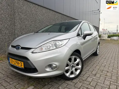 Ford Fiesta 1.25 Titanium/Weinig km/Nieuwe APK en beurt!