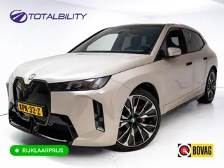 BMW iX xDrive45 101 kWh M-Sport | Pano | Elec. Trekhaak | Luchtvering | Verlichte gril | Stoelverw. 