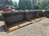 Foto 20 van Diversen Dieplepels, brede bakken, puinbak en kopplaten