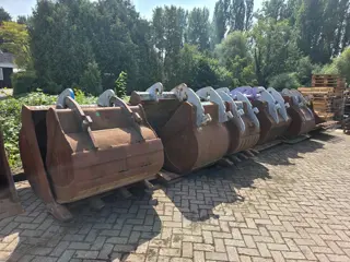Foto 12 van Diversen Dieplepels, brede bakken, puinbak en kopplaten