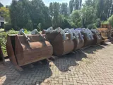 Foto 21 van Diversen Dieplepels, brede bakken, puinbak en kopplaten