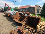 Foto 22 van Diversen Dieplepels, brede bakken, puinbak en kopplaten