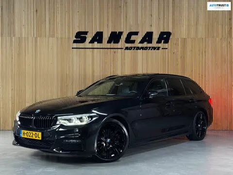 BMW 5-serie Touring 520i M-Sport BLACK PACK|PANO|H&K|HUD|BMW Display-Key|AMBIENT|E-ZETEL MEMORY|20 i