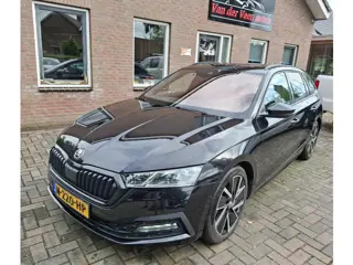 Skoda Octavia Combi 1.5 e-TSI Business Edition Plus. O.a. verwarmde sportstoelen, camera, navi, carp