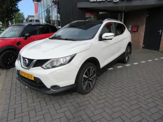 Nissan Qashqai 1.2 Connect Edition met panodak en trekhaak