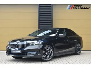 BMW 5 Serie 550e xDrive * Harman/Kardon * Trekhaak * SOH 96% * Comforttoegang * 20' LM * Comfortstoe