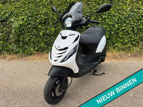 Piaggio Zip SP 45 km White/Black Alpha LED BETAAL met in3