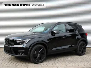 Volvo XC40 2.0 B4 Plus Black Edition Automaat / Panoramadak / 360* Camera / Trekhaak / 20" velgen / 