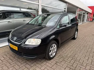 Volkswagen Touran 2.0-16V FSI Business | 7- persoons | 1e eigenaar | Airco | Trekhaak | Elektrische 