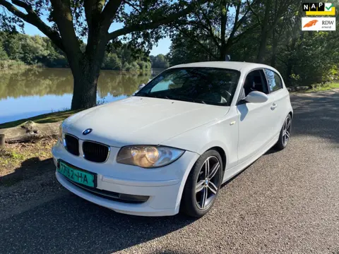 BMW 1-serie 116i 3 DEURS TREKHAAK AFNEEMBAAR