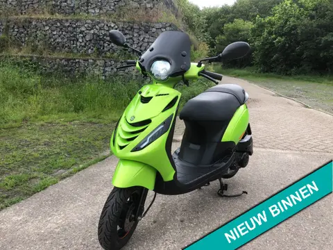 Piaggio Zip SP 45 km E5 Div.Kleuren ALPHA LED BETAAL met in3