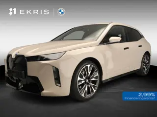 BMW iX xDrive45 | M-Sportpakket | LED | HUD | Active cruise | Trekhaak | Keyles go | DAB | Harman-ka