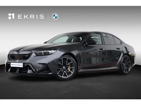BMW M5 Sedan M-Driverspack / Trekhaak / Panoramadak / Keramische remmen / Boewer & Wilkins / Driving