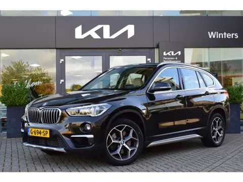 BMW X1 sDrive20i Orange Edition II | Schuif-/ Kanteldak | Stoelverwarming | Leder | Head-up Display 