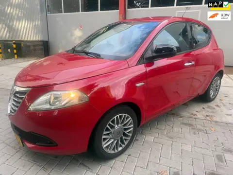 Lancia Ypsilon 0.9 TwinAir Black & Red