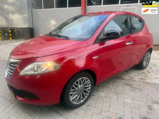 Lancia Ypsilon 0.9 TwinAir Black & Red