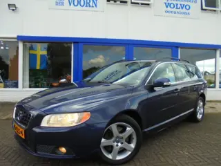 VOLVO V70 2.5T MOMENTUM,AUT,LEDER,TREHK,ORG NL!! NW STAAT!