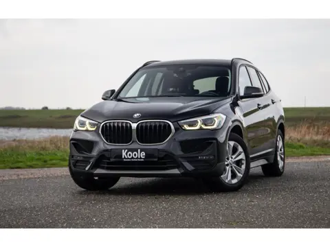 BMW X1 xDrive25e Executive CAMERA / CARPLAY / HEAD UP DISPLAY / LEDER / LED / CRUISE CONTROLE / STOE