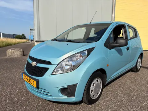 Chevrolet Spark 1.0 16V LE met lichte schade.