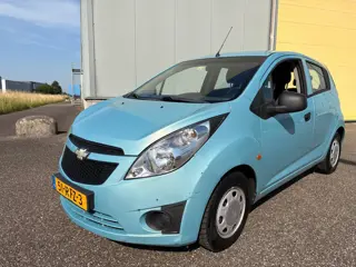 Chevrolet Spark 1.0 16V LE met lichte schade.
