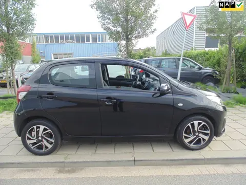 Peugeot 108 1.2 VTi Allure 2015 achter camera motor loopt 80%