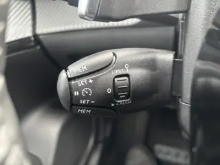 Foto 16 van Peugeot 2008 1.2 Hybrid 136 Style | Cruise control | Climate control | Apple Carplay | Android Auto