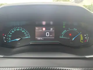 Foto 17 van Peugeot 2008 1.2 Hybrid 136 Style | Cruise control | Climate control | Apple Carplay | Android Auto