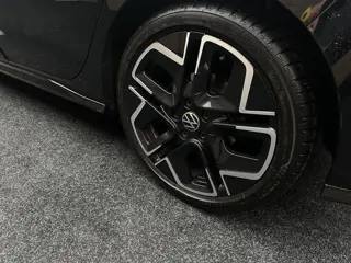 Foto 19 van Volkswagen Golf 1.5 eTSI R-Line Edition Pano|Head up