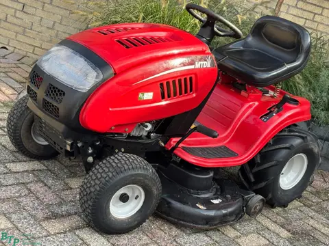 MTD Gebruikte 17,5 pk zitmaaier met tractorbanden en trekhaak