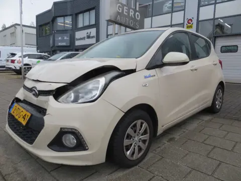 Hyundai i10 1.0i i-Motion Comfort Plus rijbare schroef schade ! airbags en raam ok