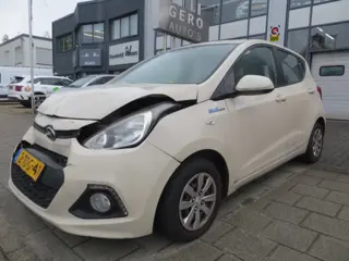 Hyundai i10 1.0i i-Motion Comfort Plus rijbare schroef schade ! airbags en raam ok