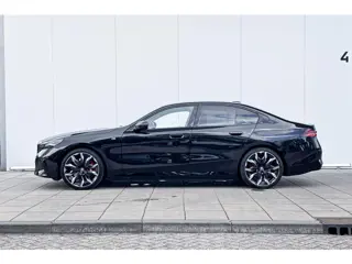 Foto 12 van BMW i5 Sedan eDrive40 M Sport Pro 20 Inch / Stuur & Stoelverwarming voor + achter / Stoelventilatie
