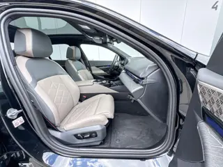 Foto 16 van BMW i5 Sedan eDrive40 M Sport Pro 20 Inch / Stuur & Stoelverwarming voor + achter / Stoelventilatie