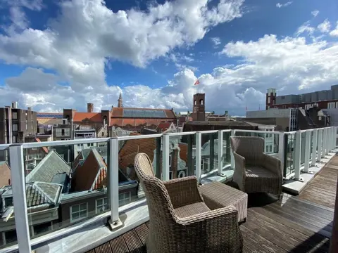 Woning aan de Nieuwe Nieuwstraat te Amsterdam