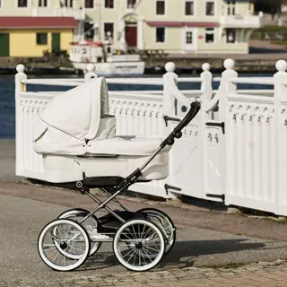 EmmalJunga Mondial De Luxe - Classic White Leatherette Pram Package