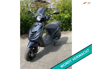 Piaggio Zip SP 45 km E5 Div.Kleuren ALPHA LED BETAAL met in3
