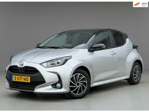 Toyota Yaris 1.5 Hybrid Bi-tone|Trekhaak|All-season|Adaptive-cruise|Carplay|Camera
