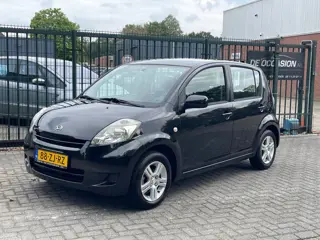 Daihatsu Sirion 2 1.0-12V Premium 5 deurs, apk 9-2027