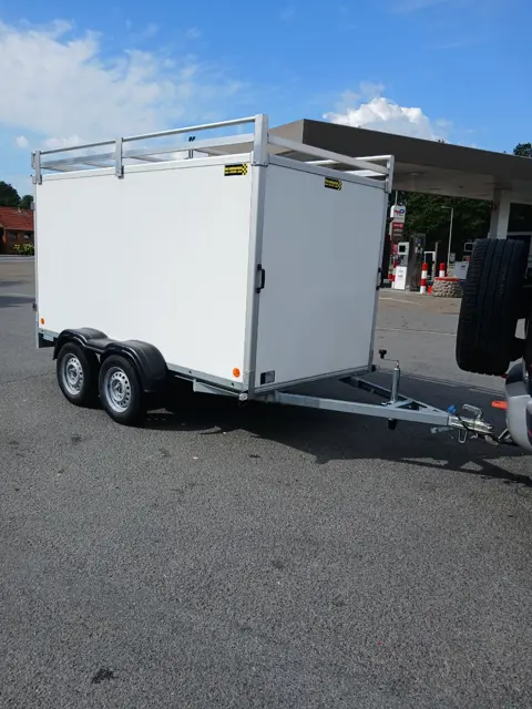 gesloten aanhangwagen met dakrek