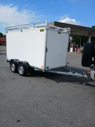gesloten aanhangwagen met dakrek