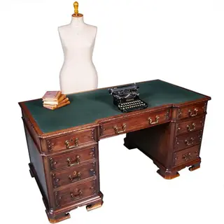 Chique Engels bureau met een groen ingelegd schrijfblad en inspringend front ca 1880