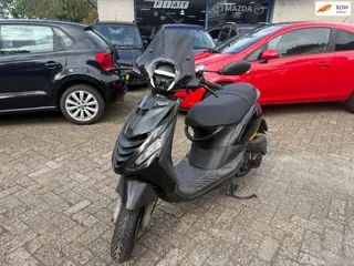 Piaggio Bromscooter Zip * GEEL KENTEKEN*STUURSLOT*WINDSCHERM*HELM* LED DAGRIJVERL.*