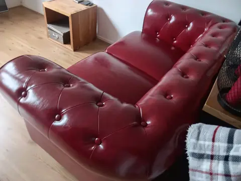 NIEUWE Chesterfield rode lederen tweezitsbank