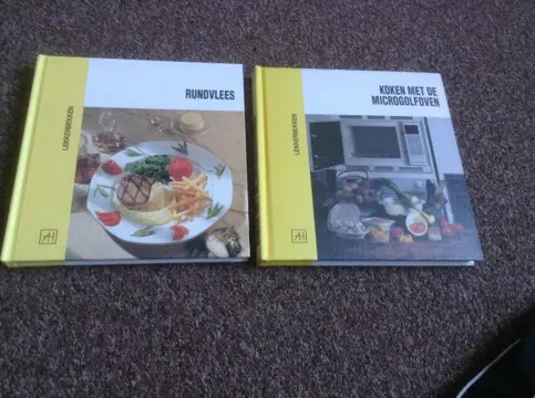 TWEE KOOKBOEKEN, met rundsvlees en met microgolfoven