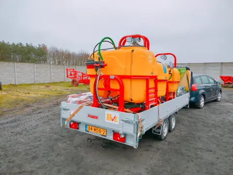 HHTC- Veldspuit 600 Ltr. gedragen met 8 Mtr. Bomen = showroommodel