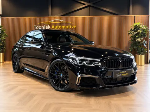 BMW 5 Serie M550i xDrive High Executive Bom vol | leder | beeldschermen achterin | en een adembeneme