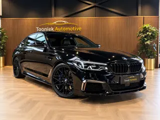 BMW 5 Serie M550i xDrive High Executive Bom vol | leder | beeldschermen achterin | en een adembeneme
