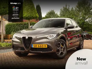 Alfa Romeo Stelvio 2.0 T AWD Velocest. | Carplay!! | Flippers | All-Black! | Donkere hemelbekl.